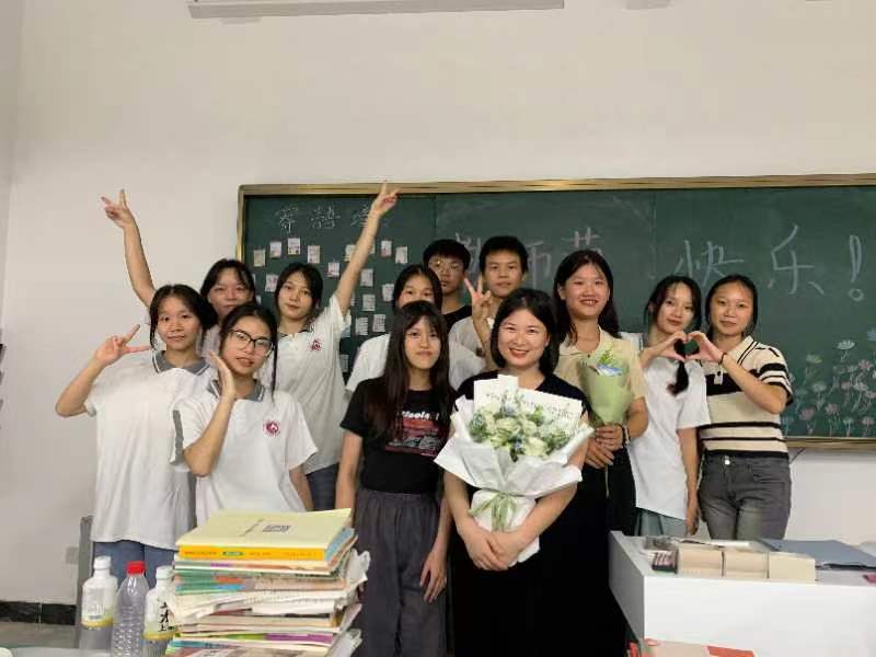 老师，节日快乐! 丨 桂平市艺术学校